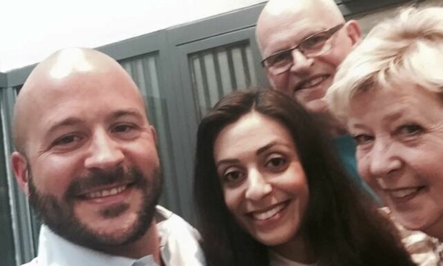 PRIDE: Jon Reidar Øyans foreldre, Mary og Jan, har vært med sønnen sin og feiret Pride flere ganger. Her fra sist gang foreldrene var med på Pride-feiringen. I midten Ap-nestleder Hadia Tajik. Foto: Privat PRIDE: Jon Reidar Øyans foreldre, Mary og Jan, har vært med sønnen sin og feiret Pride flere ganger. Her fra sist gang foreldrene var med på Pride-feiringen. I midten Ap-nestleder Hadia Tajik. Foto: Privat