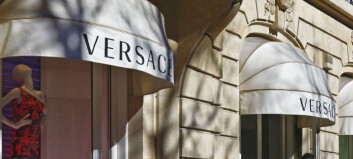 Hevder ansatte hos Versace informerer hverandre når en mørk person går inn i butikken Hevder ansatte hos Versace informerer hverandre når en mørk person går inn i butikken