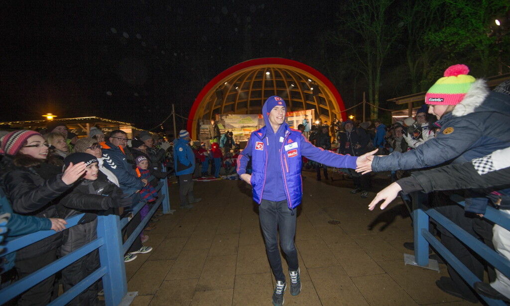 POPULÆR: Daniel-André Tande under presentasjonen i Oberstdorf onsdag kveld. I dag er det kvalifisering til åpningsrennet i Hoppuka.
Foto: Terje Bendiksby / NTB Scanpix POPULÆR: Daniel-André Tande under presentasjonen i Oberstdorf onsdag kveld. I dag er det kvalifisering til åpningsrennet i Hoppuka.
Foto: Terje Bendiksby / NTB Scanpix