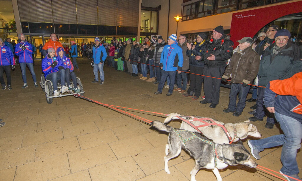 APPLAUS: Folk i Oberstdorf i Tyskland hadde møtt opp i hopetall for å møte Daniel-André Tande og co. før Hoppuka, som starter med kvalifisering i dag. Foto: Terje Bendiksby / NTB Scanpix APPLAUS: Folk i Oberstdorf i Tyskland hadde møtt opp i hopetall for å møte Daniel-André Tande og co. før Hoppuka, som starter med kvalifisering i dag. Foto: Terje Bendiksby / NTB Scanpix
