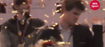 Medaljeseremonien ble for mye for Carlsen. Stormet ut Medaljeseremonien ble for mye for Carlsen. Stormet ut