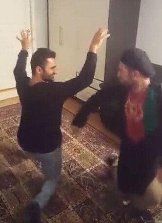 STRØMMET FEIRING: Her tar Zabiullah Faiz seiersdansen sammen med venner i Kristiansand. Feiringen ble strømmet live på Facebook. Foto: Privat STRØMMET FEIRING: Her tar Zabiullah Faiz seiersdansen sammen med venner i Kristiansand. Feiringen ble strømmet live på Facebook. Foto: Privat