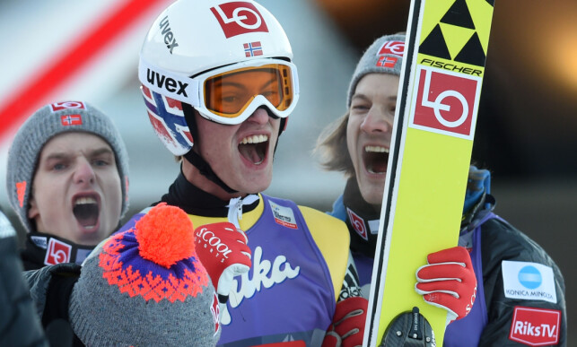 TIL TOPPS: Daniel-André Tande jubler sammen med resten av gutta. Foto: NTB Scanpix TIL TOPPS: Daniel-André Tande jubler sammen med resten av gutta. Foto: NTB Scanpix