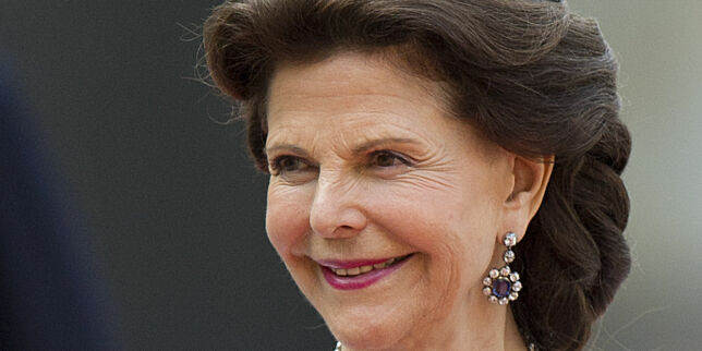 image: Dronning Silvia hevder det spøker på slottet
