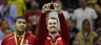 Håndballstjerna ble ropt opp som prisvinner. I stedet for å løpe på scena, var han på jakt etter en hjertestarter Håndballstjerna ble ropt opp som prisvinner. I stedet for å løpe på scena, var han på jakt etter en hjertestarter