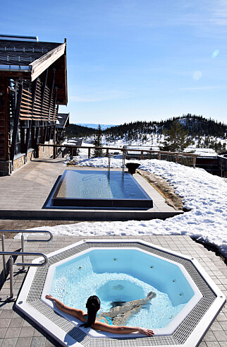 NORGES BESTE: Norefjell Ski & Spa har landets mest imponerende spaavdeling, både inne og ikke minst ute – her er det bare å nyte utsikten over Bøverdalen og skiløypene som suser rett forbi. Foto: Mari Bareksten
/ Magasinet Reiselyst NORGES BESTE: Norefjell Ski & Spa har landets mest imponerende spaavdeling, både inne og ikke minst ute – her er det bare å nyte utsikten over Bøverdalen og skiløypene som suser rett forbi. Foto: Mari Bareksten
/ Magasinet Reiselyst