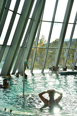 HØYT UNDER TAKET: 20 meter under taket med utsikt mot Savalenvannet og skogen bortenfor – Savalen Fjellhotell & Spa har landets mest imponerende bassenganlegg. Foto: Ronny Frimann
/ Magasinet Reiselyst HØYT UNDER TAKET: 20 meter under taket med utsikt mot Savalenvannet og skogen bortenfor – Savalen Fjellhotell & Spa har landets mest imponerende bassenganlegg. Foto: Ronny Frimann
/ Magasinet Reiselyst