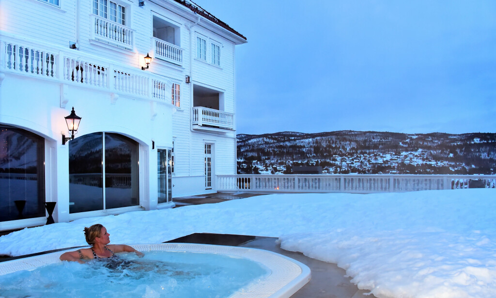 INSTITUSJON: Selv om Dr. Holms legger vekt på at de ikke er et spahotell, men et hotell med spa, er det et spa av høy kvalitet – med et stemningsfullt boblebad ute. Foto: Ronny Frimann
/ Magasinet Reiselyst INSTITUSJON: Selv om Dr. Holms legger vekt på at de ikke er et spahotell, men et hotell med spa, er det et spa av høy kvalitet – med et stemningsfullt boblebad ute. Foto: Ronny Frimann
/ Magasinet Reiselyst