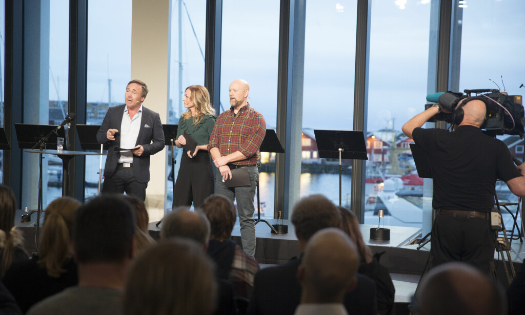 SLUKKESEREMONI: Overgangen fra FM til DAB + i Nordland ble markert med en direktesendt slukkeseremoni i Bodøs nye storstue Stormen Bibliotek. Foto: Jan-Morten Bjørnbakk / NTB scanpix SLUKKESEREMONI: Overgangen fra FM til DAB + i Nordland ble markert med en direktesendt slukkeseremoni i Bodøs nye storstue Stormen Bibliotek. Foto: Jan-Morten Bjørnbakk / NTB scanpix