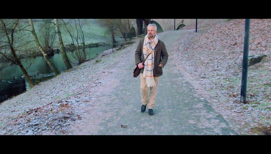 NY STIL: Ari Behn viser en ny side av seg selv i videoen, som ble spilt inn i Oslo. Bilde: Folkehelten.com NY STIL: Ari Behn viser en ny side av seg selv i videoen, som ble spilt inn i Oslo. Bilde: Folkehelten.com