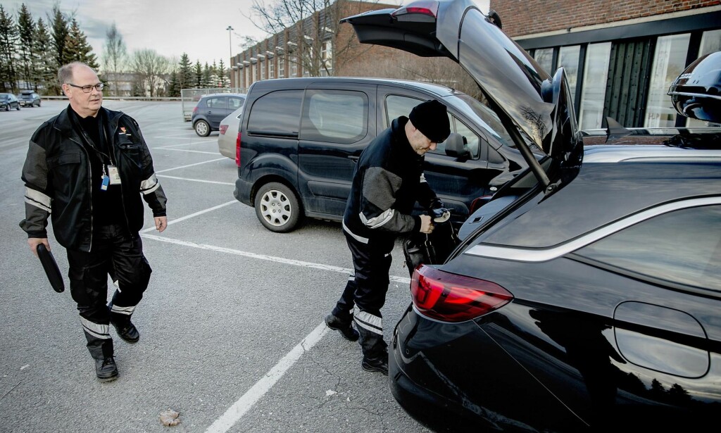 AKSJONERER: Rådgiver Jan Robert Halvorsen (t.v.) og kontorsjef Torbjørn Seljevoll i Vegvesenets tilsynsseksjon ruller opp en sak mot et større merkeverksted på Østlandet. Foto: Bjørn Langsem AKSJONERER: Rådgiver Jan Robert Halvorsen (t.v.) og kontorsjef Torbjørn Seljevoll i Vegvesenets tilsynsseksjon ruller opp en sak mot et større merkeverksted på Østlandet. Foto: Bjørn Langsem