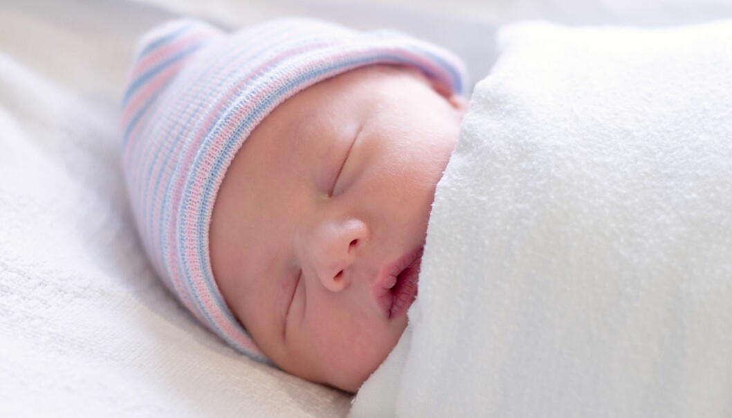 BABYSVØPING: Det kan kanskje se noe «brutalt» ut, men ifølge ekspertene kjenner mange nyfødte seg tryggere når de blir svøpt. Foto: NTB Scanpix / Shutterstock BABYSVØPING: Det kan kanskje se noe «brutalt» ut, men ifølge ekspertene kjenner mange nyfødte seg tryggere når de blir svøpt. Foto: NTB Scanpix / Shutterstock