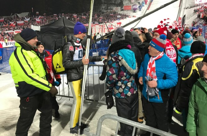 <strong>MØTTE FANSEN:</strong> Sammenliknet med Kamil Stoch gikk det roligere for seg da Daniel-André Tande forlot bakken. Her deler han ut kort til fansen. Foto: TORE ULRIK BRATLAND <strong>MØTTE FANSEN:</strong> Sammenliknet med Kamil Stoch gikk det roligere for seg da Daniel-André Tande forlot bakken. Her deler han ut kort til fansen. Foto: TORE ULRIK BRATLAND
