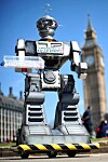 IKKE BARE TEGNESERIE: En forenklet versjon av en såkalt killer robot ble senkret sammen til starten på en sivil kampanje i London allerede i april 2013 mot draopsroboter. Siden den gangen har teknologien tatt kvantesprang, og Arbeiderpartiets programutvalg vil nå ha et internasjonalt regelverk. Foto; Carl Court Court, AFP/NTB Scanpix.