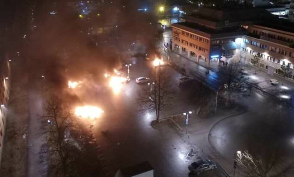 BRENNENDE BILER: Det meldes om at et titalls biler er satt i flammer i Rinkeby, utenfor Stockholm. Foto: Janne Åkesson / Expressen BRENNENDE BILER: Det meldes om at et titalls biler er satt i flammer i Rinkeby, utenfor Stockholm. Foto: Janne Åkesson / Expressen