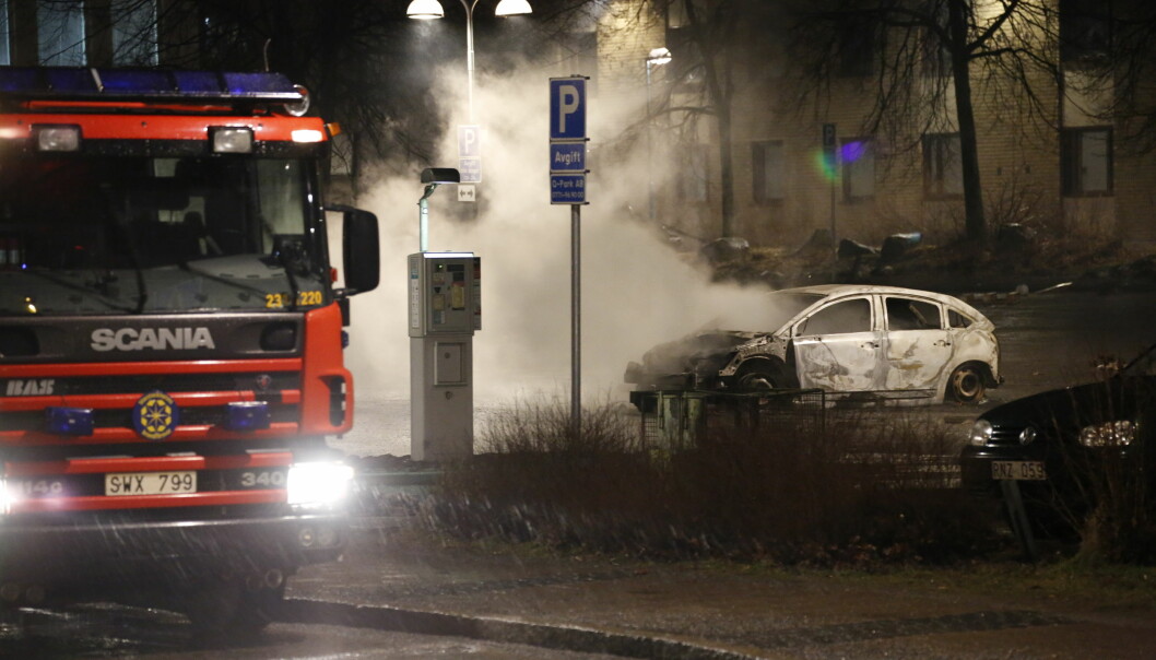 <strong>BILER I BRANN:</strong> Nødetatene brukte lang tid på å ta seg inn i områdene med opptøyer, da området ennå ikke var sikret. Foto: Christine Olsson / TT / NTB Scanpix