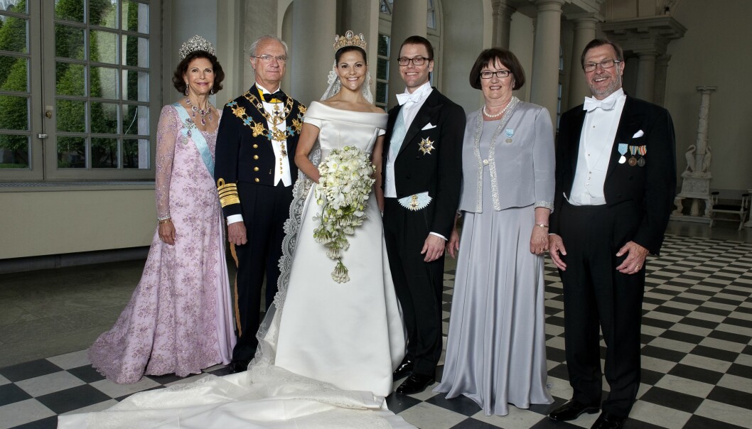 LIVREDDER: Uten nyren fra pappa Olle (ytterst til høyre) hadde kanskje ikke prins Daniel overlevd. Her fra bryllupet i 2010. Foto: NTB scanpix LIVREDDER: Uten nyren fra pappa Olle (ytterst til høyre) hadde kanskje ikke prins Daniel overlevd. Her fra bryllupet i 2010. Foto: NTB scanpix