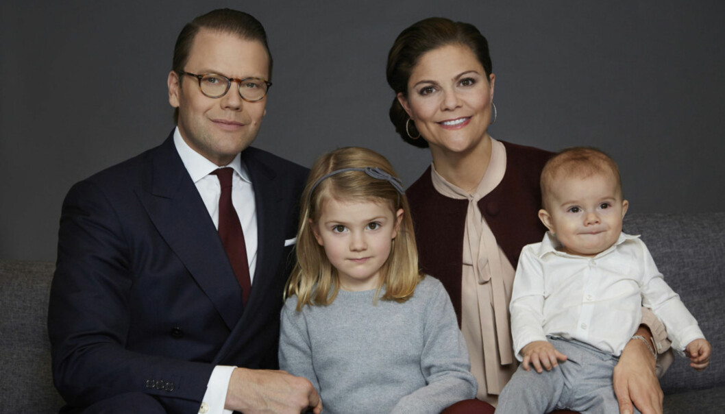 SØT FAMILIE: I forbindelse med Estelles nylige femårsdag ble det sluppet nye søte bilder av familien. Foto: Anna Lena Ahlström / Kungahuset.se SØT FAMILIE: I forbindelse med Estelles nylige femårsdag ble det sluppet nye søte bilder av familien. Foto: Anna Lena Ahlström / Kungahuset.se
