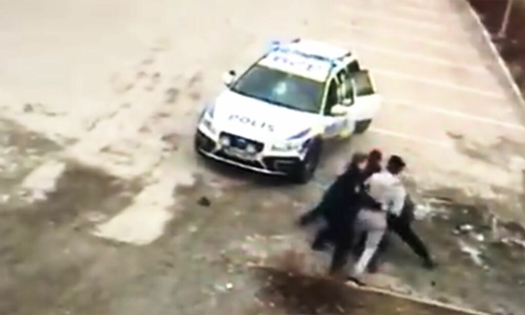 image: Video av angrep mot tre kvinnelige, svenske politibetjenter vekker oppsikt: - Skandale