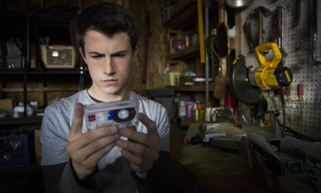 FÅR KASSETTENE: Clay (Dylan Minnette) mottar de 13 kassettene der Hannah forklarer hvorfor hun valgte å ta sitt eget liv. Foto: Netflix FÅR KASSETTENE: Clay (Dylan Minnette) mottar de 13 kassettene der Hannah forklarer hvorfor hun valgte å ta sitt eget liv. Foto: Netflix