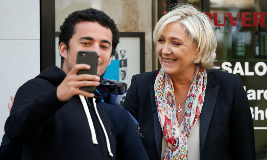 SELFIE MED LE PEN: Høyrepopulisten Marine Le Pen er med på selfies dagen etter første valgomgang i Frankrike. Hun eller motkandidat Emmanuel Macron blir landets nye president. Foto: REUTERS / Charles Platiau / NTB scanpix SELFIE MED LE PEN: Høyrepopulisten Marine Le Pen er med på selfies dagen etter første valgomgang i Frankrike. Hun eller motkandidat Emmanuel Macron blir landets nye president. Foto: REUTERS / Charles Platiau / NTB scanpix