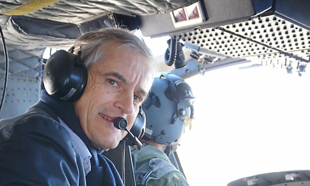 image: Jonas verner Heimevernet - og flyr lavt med Bell-helikoptre