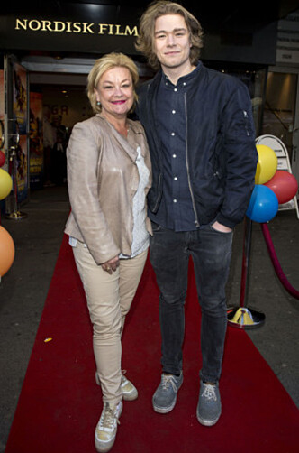 PREMIERE: Anette Hoff på rød løper sammen med sønnen, Jonas Oftebro, til filmen «Richard storken» som de begge har stemmer i. Foto: Andreas Fadum / Se og hør PREMIERE: Anette Hoff på rød løper sammen med sønnen, Jonas Oftebro, til filmen «Richard storken» som de begge har stemmer i. Foto: Andreas Fadum / Se og hør