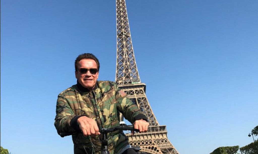 image: Arnold Schwarzenegger photobombet turister. De ante ikke hvem han var