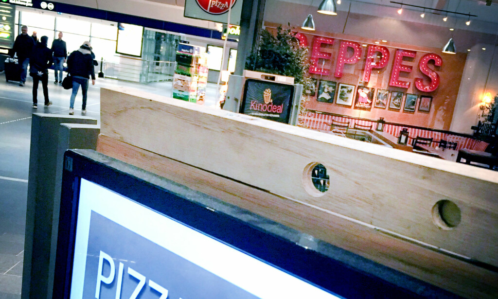 TOMT HULL: Slik ser skjermene utenfor Peppes Pizza på Oslo S ut nå. Kameraene, som ble brukt til å analysere fjesene til dem som sto foran skiltet, er nå fjernet. Foto: Ole Petter Baugerød Stokke