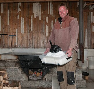 SYDESALT: Vannet blir filtrert før saltet hentes ut. Foto: Kvary saltsyderi SYDESALT: Vannet blir filtrert før saltet hentes ut. Foto: Kvary saltsyderi