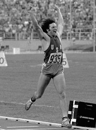 OL-VINNER: Jenner var en av verdens fremste tikjempere i USA på 70-tallet, og satte verdensrekord i tikamp i 1975 og 1976. Her vinner Bruce Jenner OL-gull i Montreal i Canada sommeren 1976. Foto: NTB Scanpix OL-VINNER: Jenner var en av verdens fremste tikjempere i USA på 70-tallet, og satte verdensrekord i tikamp i 1975 og 1976. Her vinner Bruce Jenner OL-gull i Montreal i Canada sommeren 1976. Foto: NTB Scanpix
