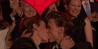 image: «Skam»-stjernene kysset på direkten. Men egentlig skulle de slippe
