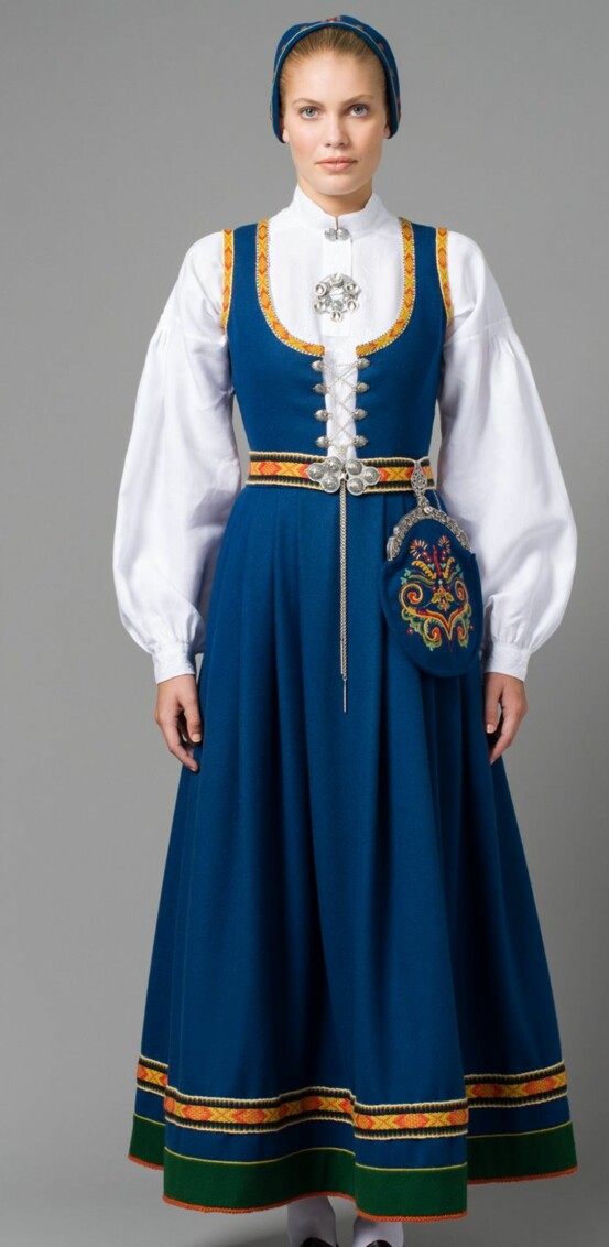 PÅ LISTA: Vestfolds husflidslags kvinnebunad 1932-modell. Foto: Lars Botten / Norsk Flid Husfliden PÅ LISTA: Vestfolds husflidslags kvinnebunad 1932-modell. Foto: Lars Botten / Norsk Flid Husfliden