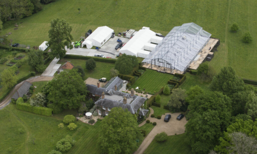 GLASS: I familien Middletons hjem skal bryllupet stå. Her ser man det luksuriøse teltet. Det er imidlertid ikke et vanlig partytelt, men et i glass. Foto: Splash News / NTB Scanpix GLASS: I familien Middletons hjem skal bryllupet stå. Her ser man det luksuriøse teltet. Det er imidlertid ikke et vanlig partytelt, men et i glass. Foto: Splash News / NTB Scanpix