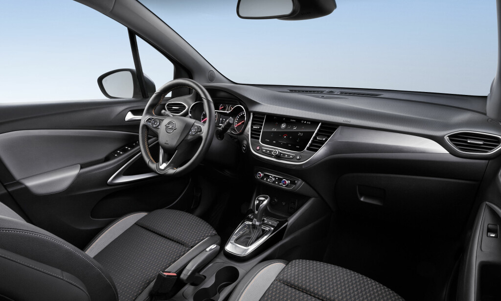 SVEIPENDE: Linjene i interiørdesignen er trukket langt fra de den ene siden mot den andre og gir et helhetlig og rent inntrykk. Foto: Opel SVEIPENDE: Linjene i interiørdesignen er trukket langt fra de den ene siden mot den andre og gir et helhetlig og rent inntrykk. Foto: Opel