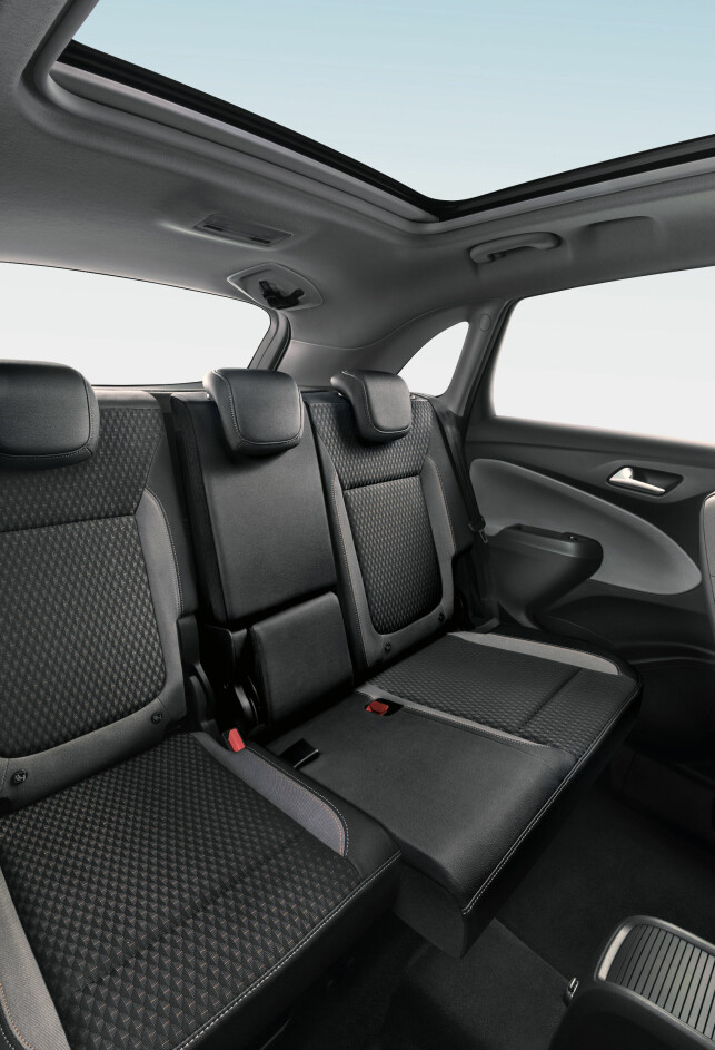 FLEKSIBELT: Baksetene kan skyves 15 centimeter i lengderetningen, slik velger du prioritet til baksetepassasjerer eller til bagasjeplass. Foto: Opel FLEKSIBELT: Baksetene kan skyves 15 centimeter i lengderetningen, slik velger du prioritet til baksetepassasjerer eller til bagasjeplass. Foto: Opel