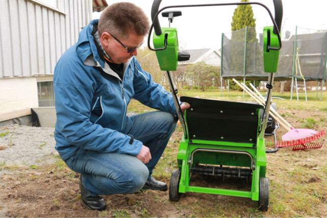 PLENLUFTER: Har du mye mose i plenen, anbefaler produktsjef Jon Atle Repstad en plenlufter til fjerning av mose. Foto: Berit B. Njarga PLENLUFTER: Har du mye mose i plenen, anbefaler produktsjef Jon Atle Repstad en plenlufter til fjerning av mose. Foto: Berit B. Njarga