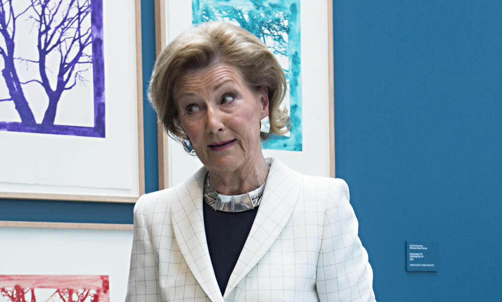 image: Har fått kjeft for å stille ut dronning Sonjas kunst. Her er dommen over bildene