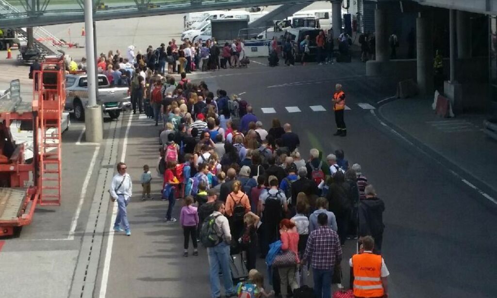 image: Passkøen på Gardermoen ble så lang at passasjerene måtte vente utendørs: - Dette er livsfarlig