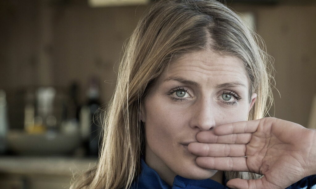 image: De har dratt Therese inn i sitt eget spill. Det skader henne