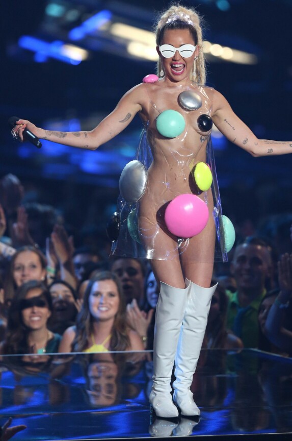 <strong>PUSHET GRENSER:</strong> Miley Cyrus på MTV Video Music Awards i 2015. Foto: NTB scanpix <strong>PUSHET GRENSER:</strong> Miley Cyrus på MTV Video Music Awards i 2015. Foto: NTB scanpix