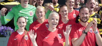 Kronprinsfamilien vant fotballkampen på Skaugum - med proffhjelp Kronprinsfamilien vant fotballkampen på Skaugum - med proffhjelp