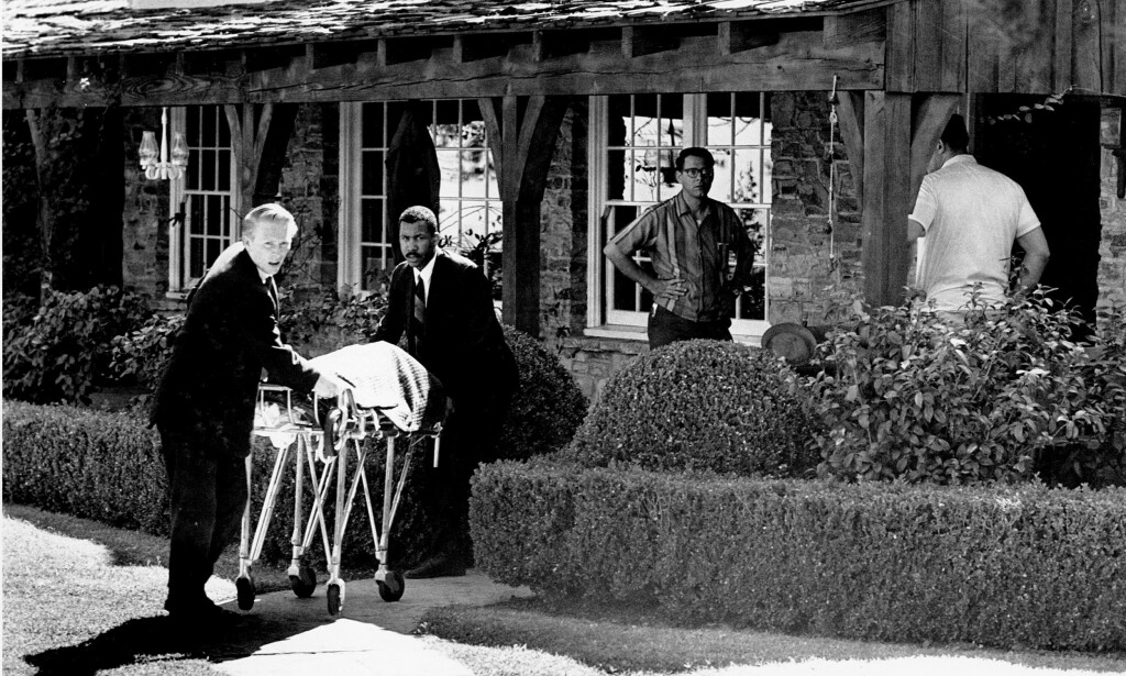 FUNNET AV HUSHJELPEN: Liket av Sharon Tate blir fraktet bort på båre om morgenen 9. august 1969. Huset, som ligger ved Cielo Drive i Beverly Hills, delte hun sammen med ektemannen Roman Polanski. Foto: NTB Scanpix FUNNET AV HUSHJELPEN: Liket av Sharon Tate blir fraktet bort på båre om morgenen 9. august 1969. Huset, som ligger ved Cielo Drive i Beverly Hills, delte hun sammen med ektemannen Roman Polanski. Foto: NTB Scanpix