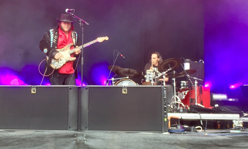 ROCKEDUO: Vidar Busk bidro også under framføringen av Jimi Hendrix' 50 år gamle debutalbum i Frognerbadet i Oslo lørdag. Foto: Øyvind Rønning / Dagbladet ROCKEDUO: Vidar Busk bidro også under framføringen av Jimi Hendrix' 50 år gamle debutalbum i Frognerbadet i Oslo lørdag. Foto: Øyvind Rønning / Dagbladet