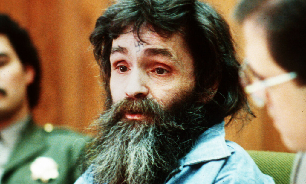 VERDENSKJENT: Charles Manson fikk verdensomspennende dekning da det etter hvert ble kjent at han ledet drapssekten. Her er han fotografert i 1986. Hakekorset i panna hans er noe av det han huskes best for. Foto: NTB scanpix VERDENSKJENT: Charles Manson fikk verdensomspennende dekning da det etter hvert ble kjent at han ledet drapssekten. Her er han fotografert i 1986. Hakekorset i panna hans er noe av det han huskes best for. Foto: NTB scanpix