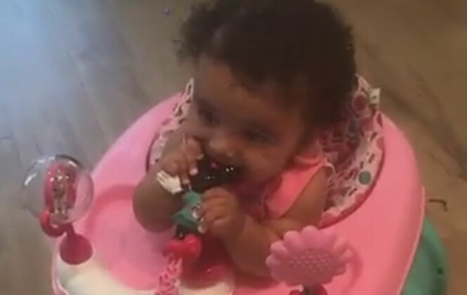 SØT: Dream Kardashian hadde en søndag fylt med Disney. Her tygger hun på en Minni Mus leke. Foto: Snapchat SØT: Dream Kardashian hadde en søndag fylt med Disney. Her tygger hun på en Minni Mus leke. Foto: Snapchat
