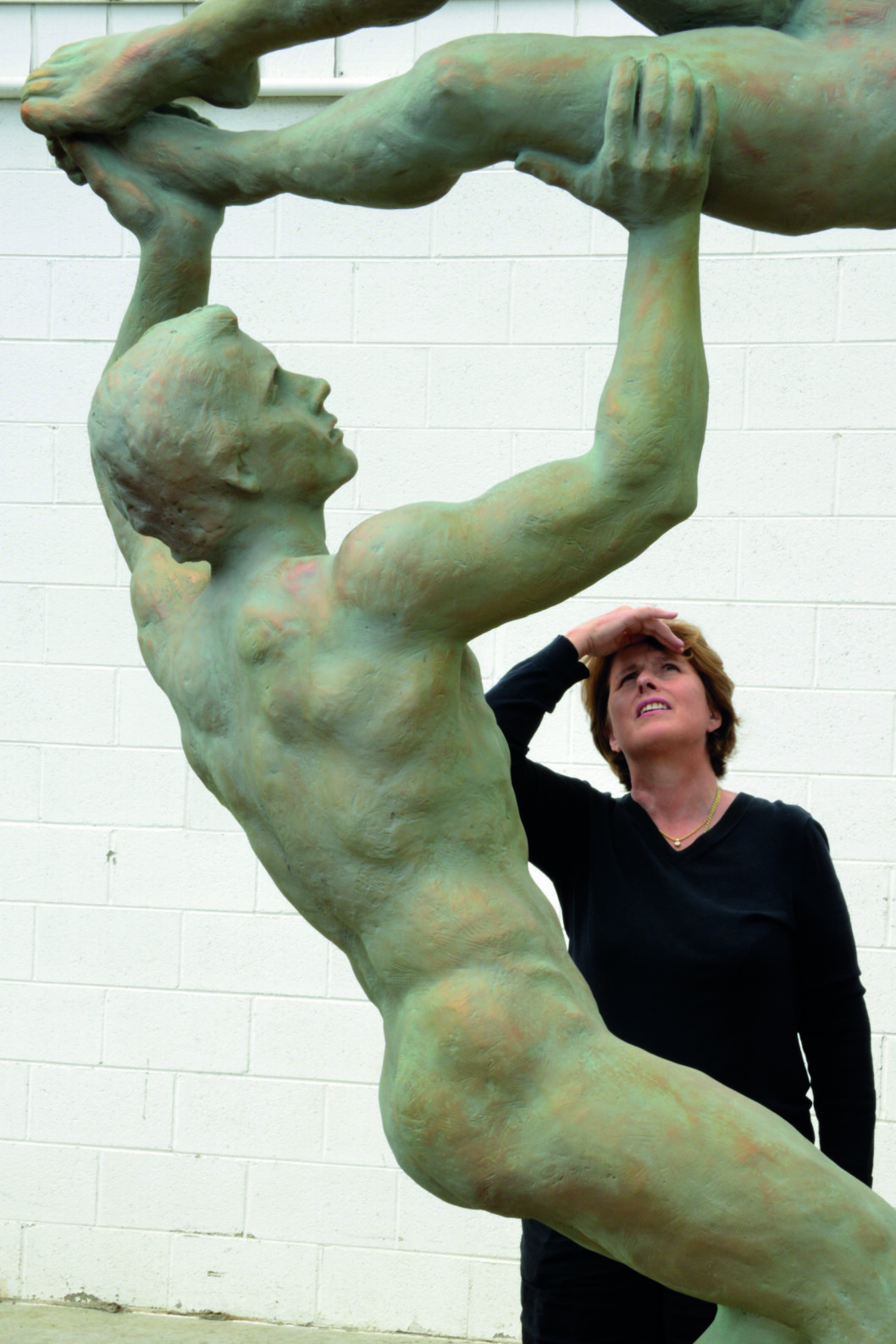 I USA: Kirsten Kokkin på støperiet i Loveland under arbeid med skulpturen "Triangelet". Foto: Don Reilly I USA: Kirsten Kokkin på støperiet i Loveland under arbeid med skulpturen "Triangelet". Foto: Don Reilly