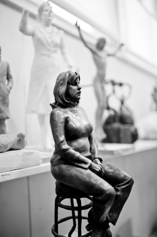MED FORMER: Kirsten Kokkin er opptatt av at kvinnene hun portretterer ikke skal ha urealistiske Barbie-kropper. Foto: Marte Gjærde MED FORMER: Kirsten Kokkin er opptatt av at kvinnene hun portretterer ikke skal ha urealistiske Barbie-kropper. Foto: Marte Gjærde