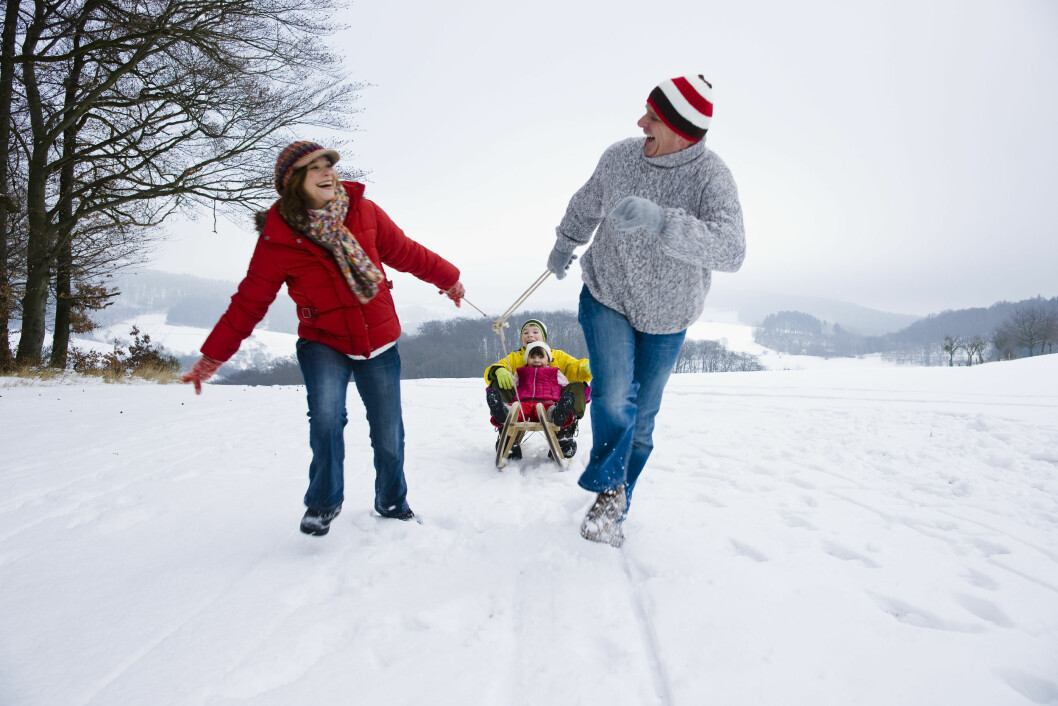 HA DET GØY:Hyggelige familieaktiviteter ute i snøen er også en fin måte å få litt mosjon på. Foto: Uwe Umstätter / Radius Images HA DET GØY:Hyggelige familieaktiviteter ute i snøen er også en fin måte å få litt mosjon på. Foto: Uwe Umstätter / Radius Images