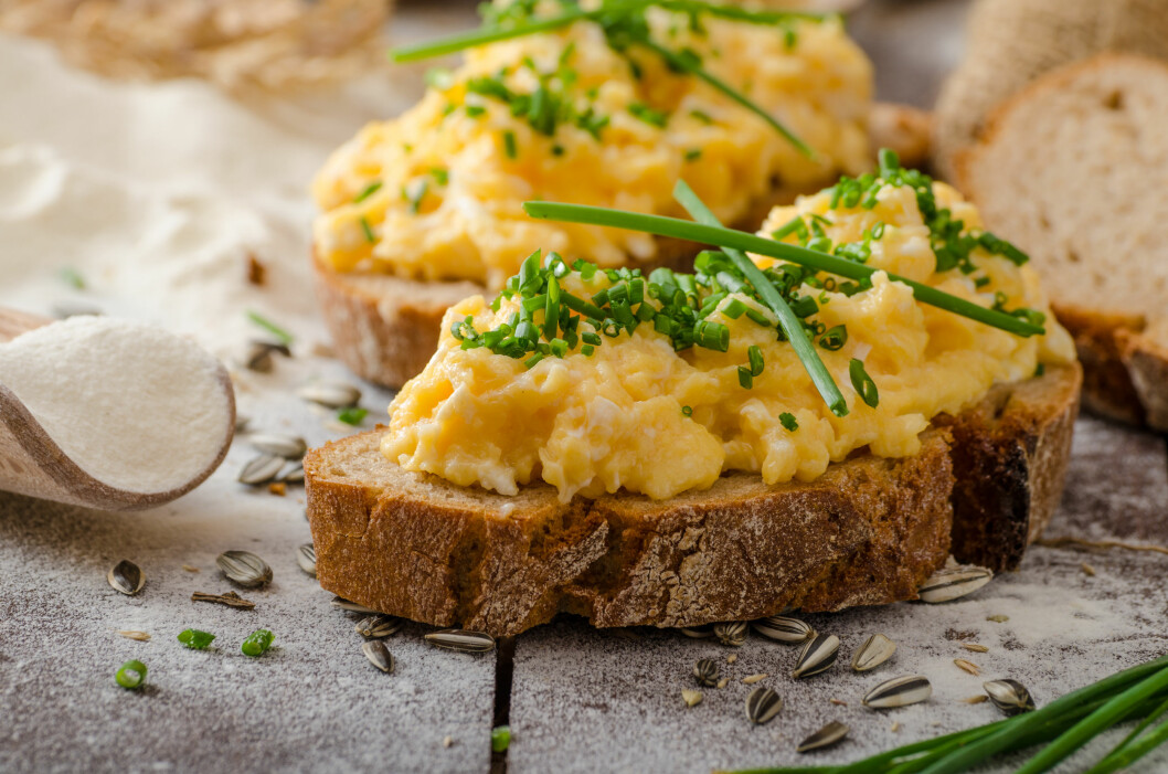 PROTEINER: Etter at du har vært på fylla, er det lurt å få i seg matvarer som er rike på proteiner. Her er egg et godt valg – og ta deg gjerne et glass melk ved siden av! Foto: Shutterstock / Stepanek Photography PROTEINER: Etter at du har vært på fylla, er det lurt å få i seg matvarer som er rike på proteiner. Her er egg et godt valg – og ta deg gjerne et glass melk ved siden av! Foto: Shutterstock / Stepanek Photography